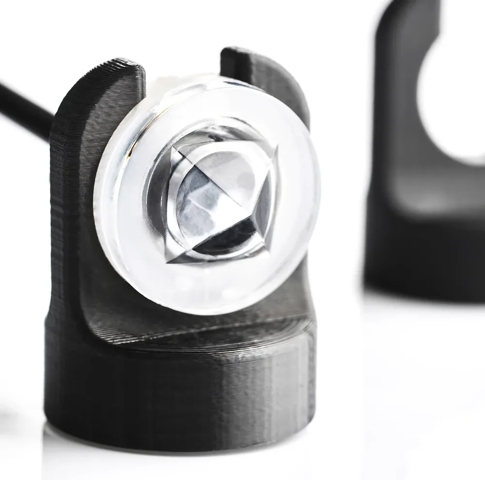 El sensor óptico, con soporte magnético incluido.